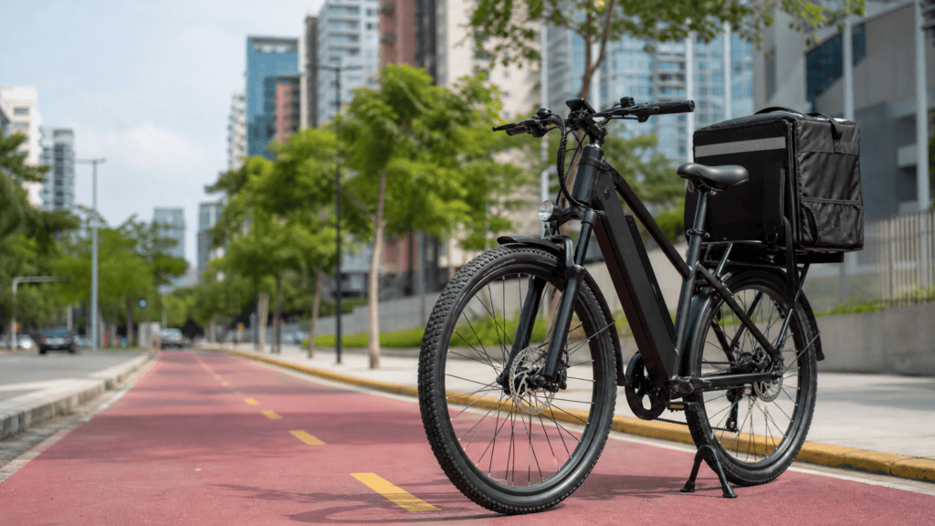 Bicicleta elétrica de delivery com bagageiro para entregas rápidas e sustentáveis. Ideal para entreg.